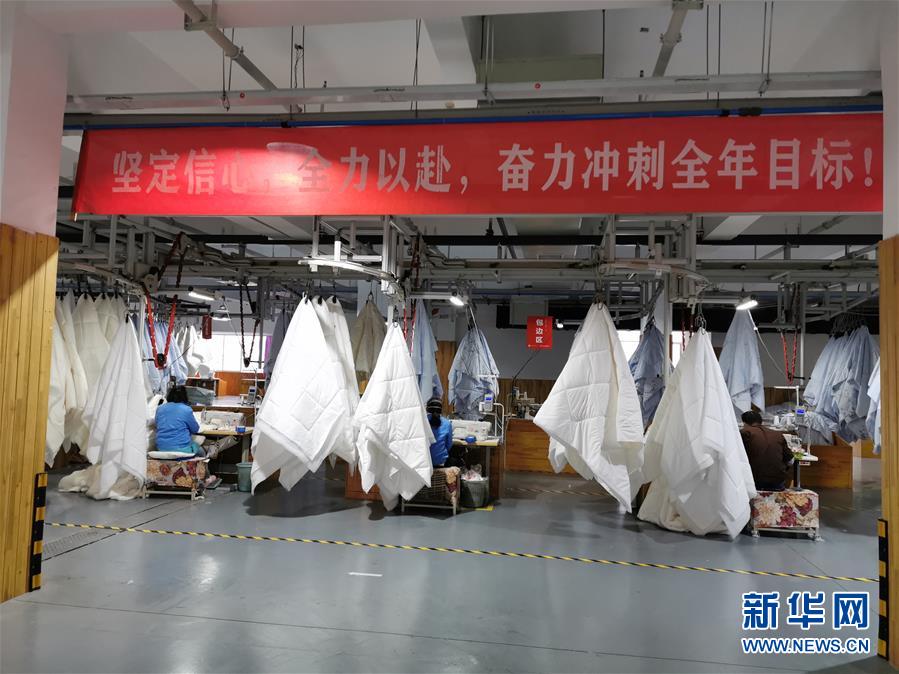 (來自經(jīng)濟(jì)前沿的故事·企業(yè)復(fù)工復(fù)產(chǎn)·圖文互動(dòng))(4)“開門紅包”變“消毒迎門”——長沙高新區(qū)一家企業(yè)復(fù)工的“拼勁”