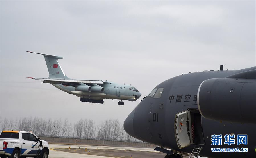 (聚焦疫情防控·圖文互動)(9)空軍出動3型11架運輸機多地同步向武漢空運醫療隊員