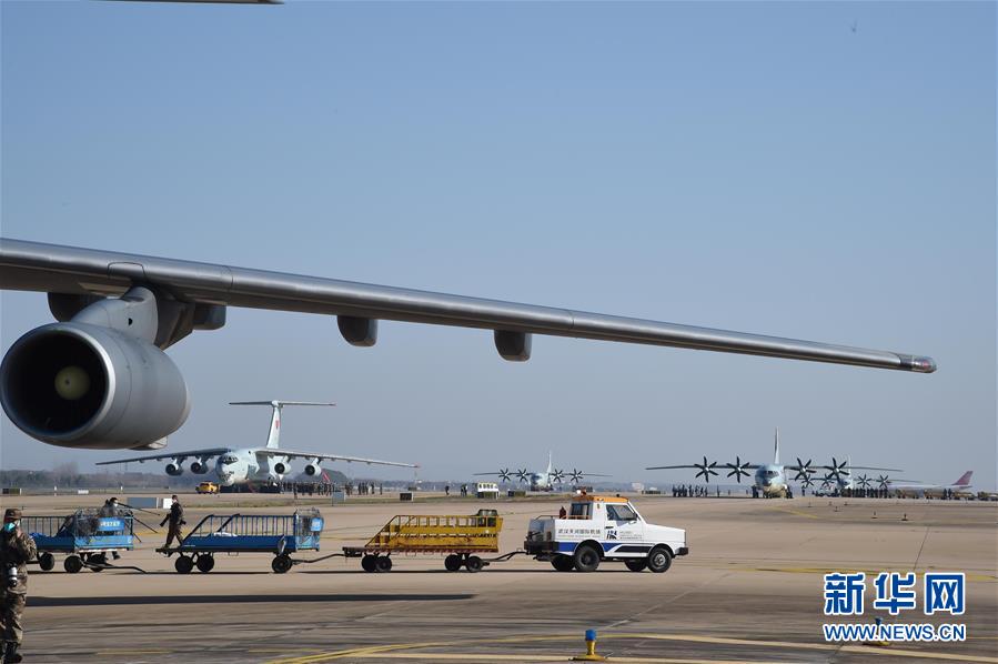(聚焦疫情防控·圖文互動)(4)空軍第四次向武漢大規模空運醫療隊員和物資