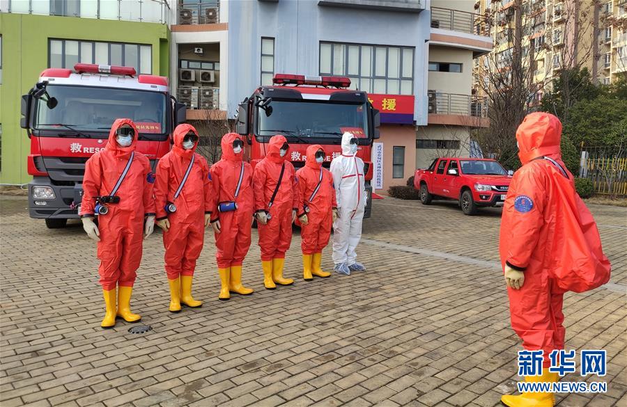 (新華全媒頭條·圖文互動(dòng))(1)“疫”線閃耀“火焰藍(lán)”——記奮戰(zhàn)湖北抗疫一線的消防救援隊(duì)伍