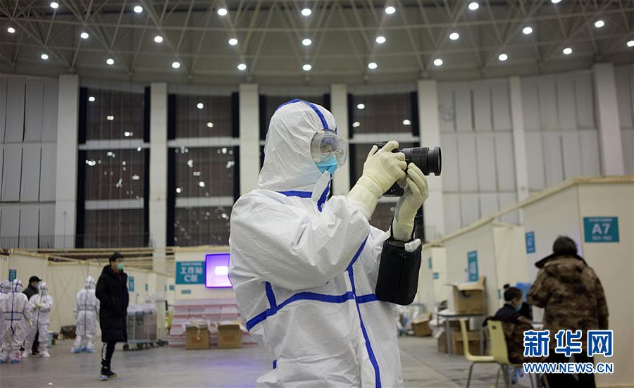 (一線抗疫群英譜·特稿·圖文互動)(4)不畏艱險,深入一線——“武漢保衛戰”一線新聞工作者素描