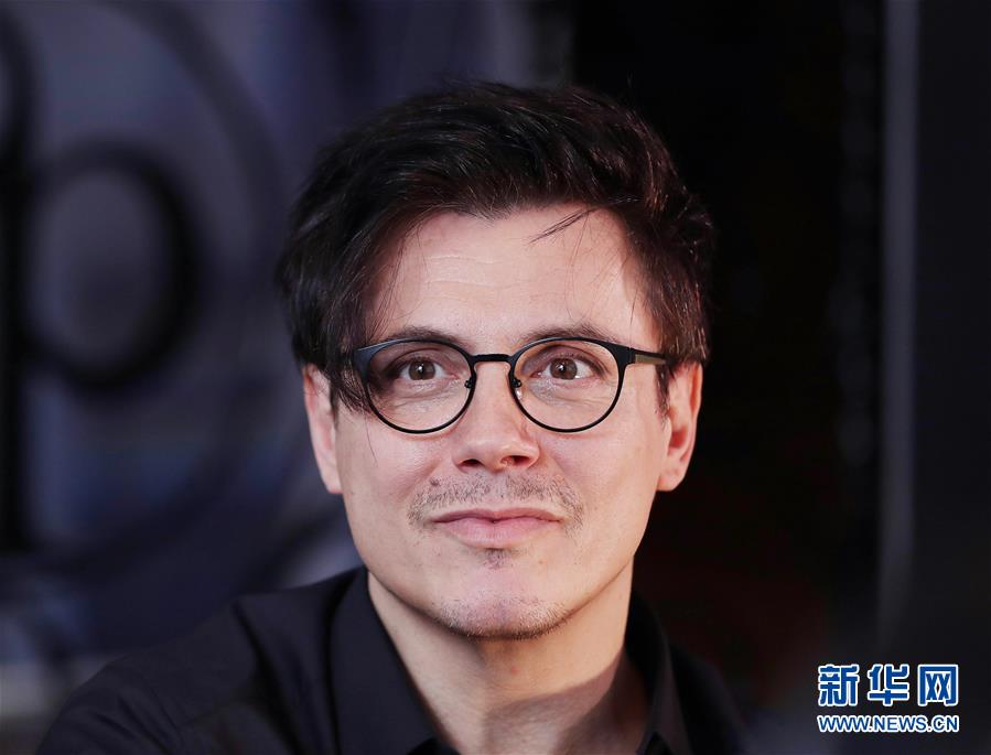 （國際·圖文互動）（6）通訊：手牽手，我們共同驅散陰霾——法國音樂人創作抗疫歌曲背后的故事