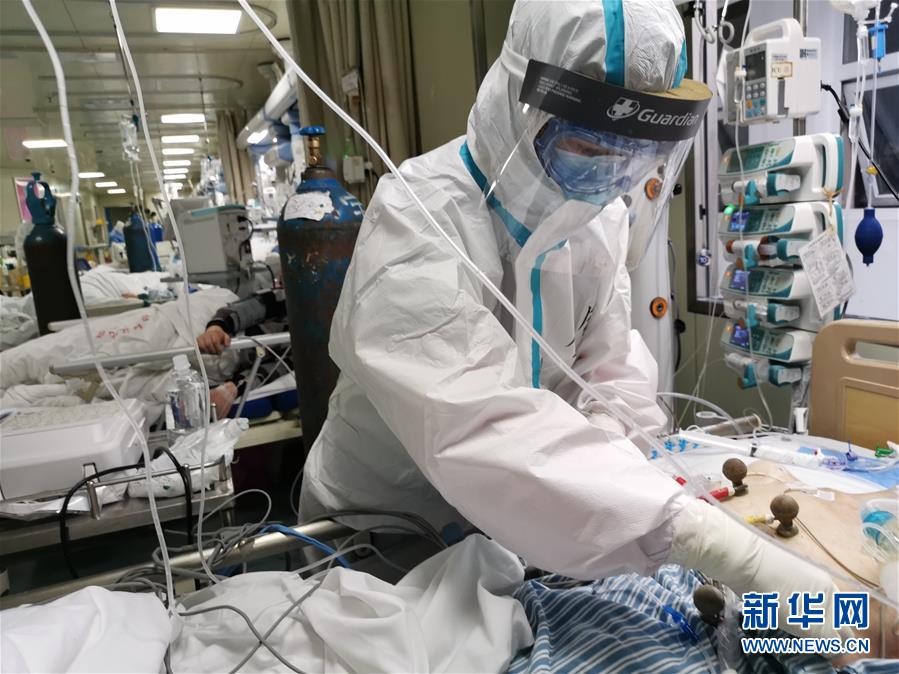 (一線抗疫群英譜·圖文互動)(1)生命之光,溫暖“無面之交”——記抗疫一線重癥監護室90后護士金鈺