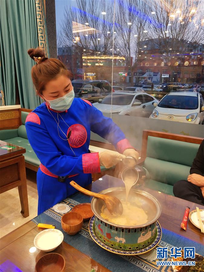 （圖文互動）（2）特寫：限人數、分餐吃、用公筷——偏遠小城“吃飯”見聞