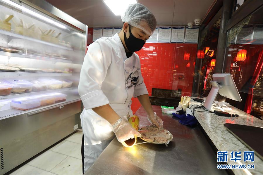 （圖文互動）（4）特寫：限人數、分餐吃、用公筷——偏遠小城“吃飯”見聞