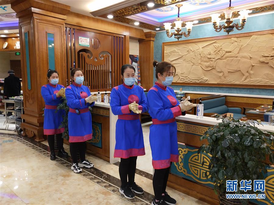 （圖文互動）（6）特寫：限人數、分餐吃、用公筷——偏遠小城“吃飯”見聞