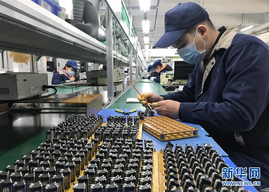 (在習(xí)近平新時(shí)代中國(guó)特色社會(huì)主義思想指引下——新時(shí)代新作為新篇章·習(xí)近平總書(shū)記關(guān)切事·圖文互動(dòng))(1)精準(zhǔn)發(fā)力抓統(tǒng)籌——各地落實(shí)“分區(qū)分級(jí)”有序恢復(fù)生產(chǎn)生活