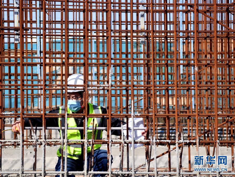 (一線抗疫群英譜·圖文互動)(6)和時間搶生命——記鄭州岐伯山醫院“90后”參建者梁少智