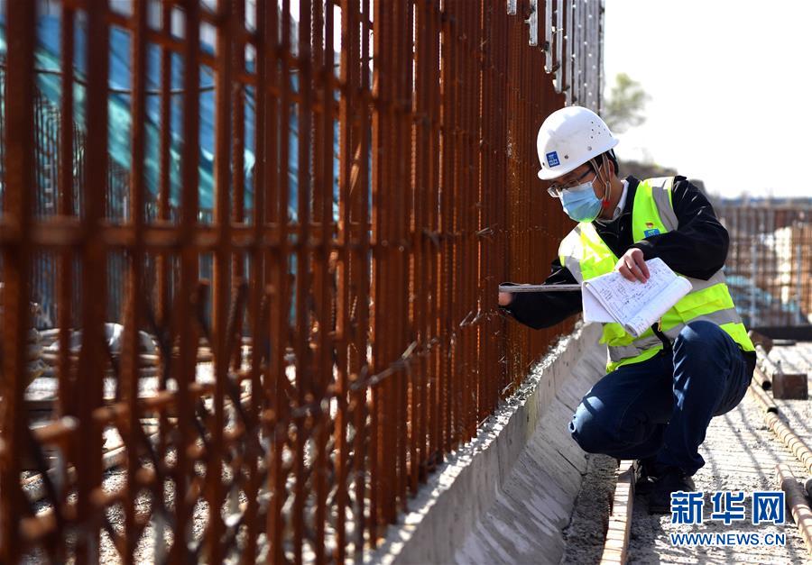 (一線抗疫群英譜·圖文互動)(5)和時間搶生命——記鄭州岐伯山醫院“90后”參建者梁少智