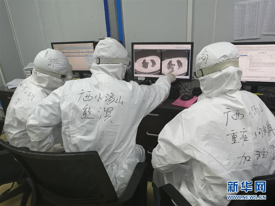 (圖文互動)(2)“哪里有任務,哪里就有黨旗飄揚”——廣西黨員“白衣戰士”奮戰抗疫一線見聞