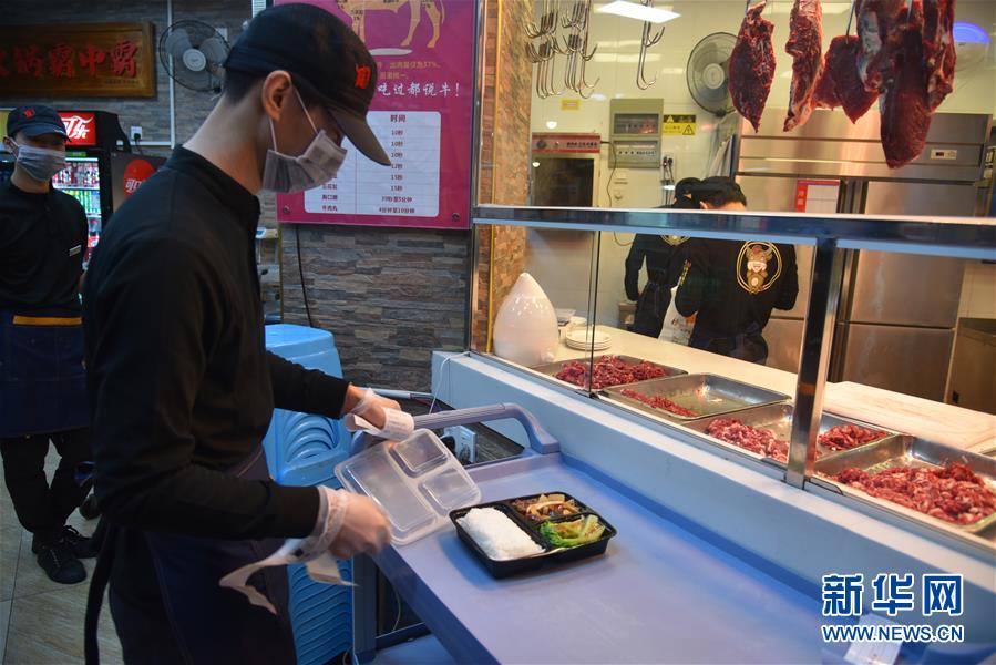 (聚焦復工復產·圖文互動)(3)觸網接單、開發簡餐、直播賣貨——餐企換招自救