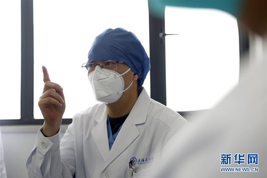 (一線抗疫群英譜·圖文互動)(1)業(yè)精情真好軍醫(yī)——記湖北省婦幼保健院光谷院區(qū)感染三科主任謝渭芬