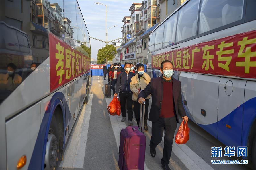 (新華全媒頭條·在習近平新時代中國特色社會主義思想指引下——新時代新作為新篇章·圖文互動)(5)同心戰“疫”彰顯人民至上——各地各部門貫徹落實習近平總書記重要指示精神統籌推進疫情防控和經濟社會發展