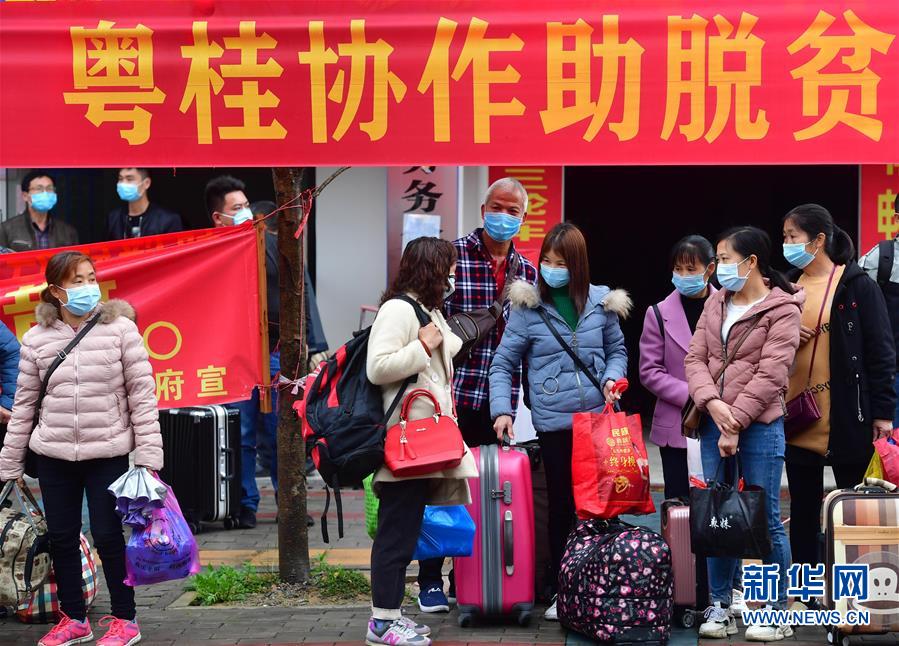 (新華全媒頭條·在習近平新時代中國特色社會主義思想指引下——新時代新作為新篇章·圖文互動)(6)同心戰“疫”彰顯人民至上——各地各部門貫徹落實習近平總書記重要指示精神統籌推進疫情防控和經濟社會發展