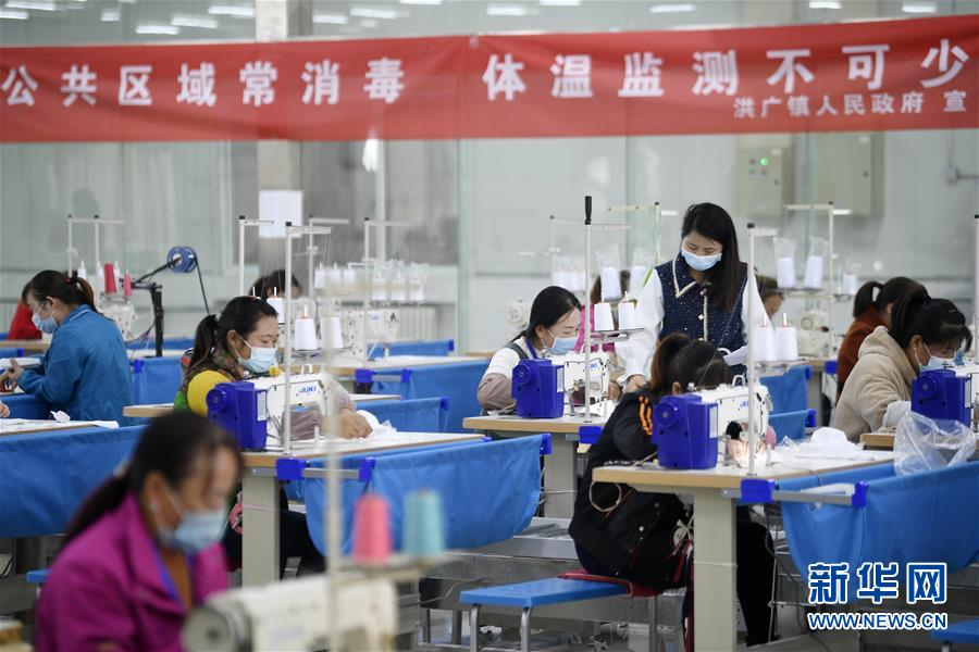(新華全媒頭條·在習近平新時代中國特色社會主義思想指引下——新時代新作為新篇章·圖文互動)(7)同心戰“疫”彰顯人民至上——各地各部門貫徹落實習近平總書記重要指示精神統籌推進疫情防控和經濟社會發展