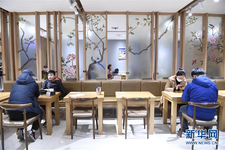 (圖文互動)(3)東北“大盤菜”與“公勺公筷”攜手同行