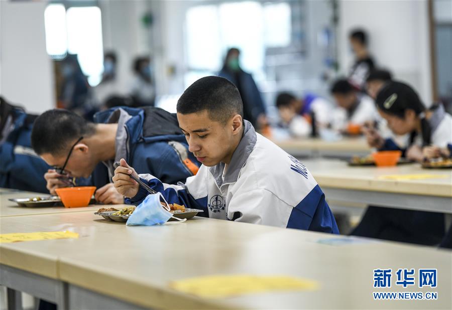 （圖文互動(dòng)）（6）“早”安同學(xué)，“早”安老師！——新疆初高中畢業(yè)班復(fù)課一周回訪見(jiàn)聞