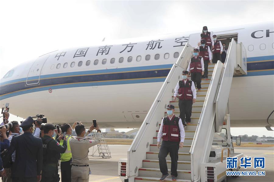 (國際疫情)(2)中國醫療組抵達金邊助柬埔寨抗擊疫情