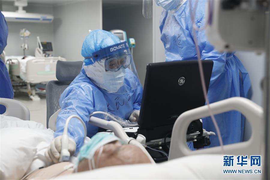 (新華全媒頭條·圖文互動(dòng))(4)和時(shí)間拼速度 與死神搶生命——火神山醫(yī)院重癥醫(yī)學(xué)一科里的“生死戰(zhàn)”