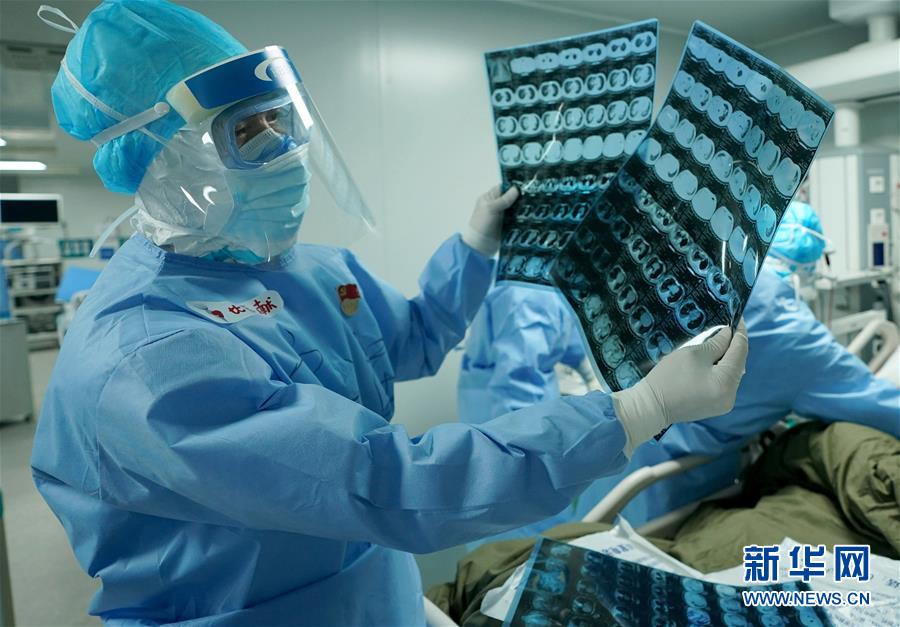 (新華全媒頭條·圖文互動(dòng))(6)和時(shí)間拼速度 與死神搶生命——火神山醫(yī)院重癥醫(yī)學(xué)一科里的“生死戰(zhàn)”