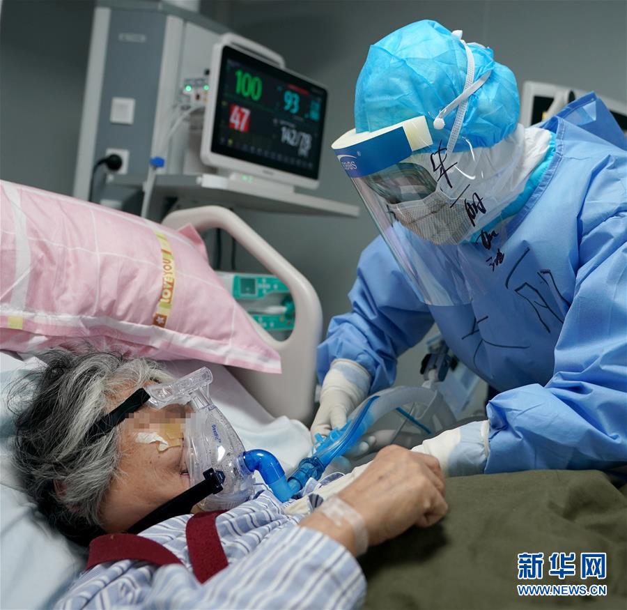 (新華全媒頭條·圖文互動(dòng))(12)和時(shí)間拼速度 與死神搶生命——火神山醫(yī)院重癥醫(yī)學(xué)一科里的“生死戰(zhàn)”