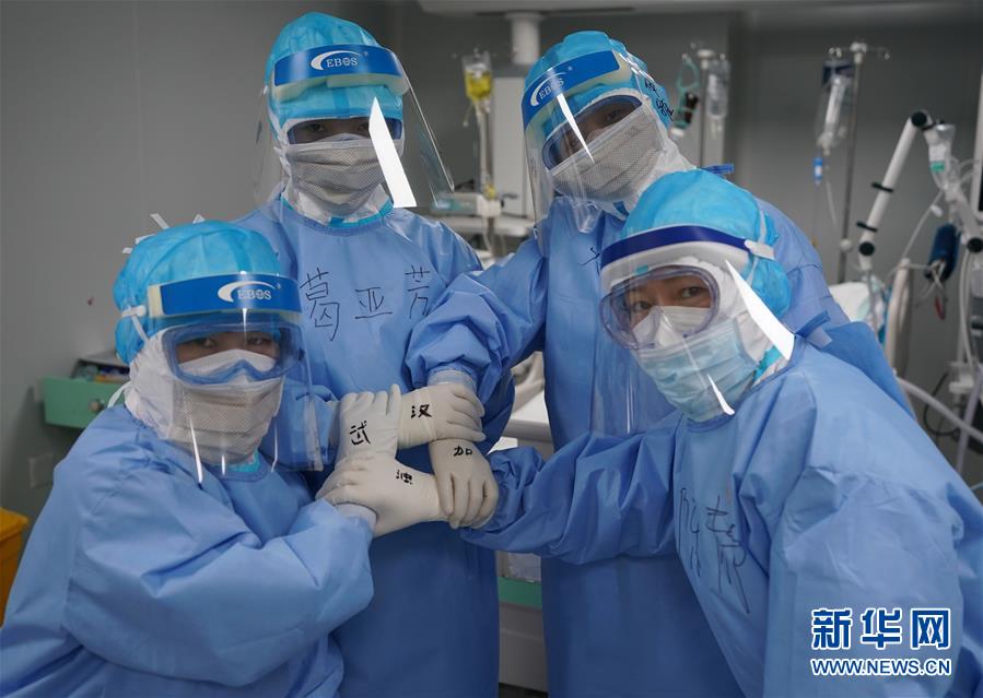 (新華全媒頭條·圖文互動(dòng))(13)和時(shí)間拼速度 與死神搶生命——火神山醫(yī)院重癥醫(yī)學(xué)一科里的“生死戰(zhàn)”