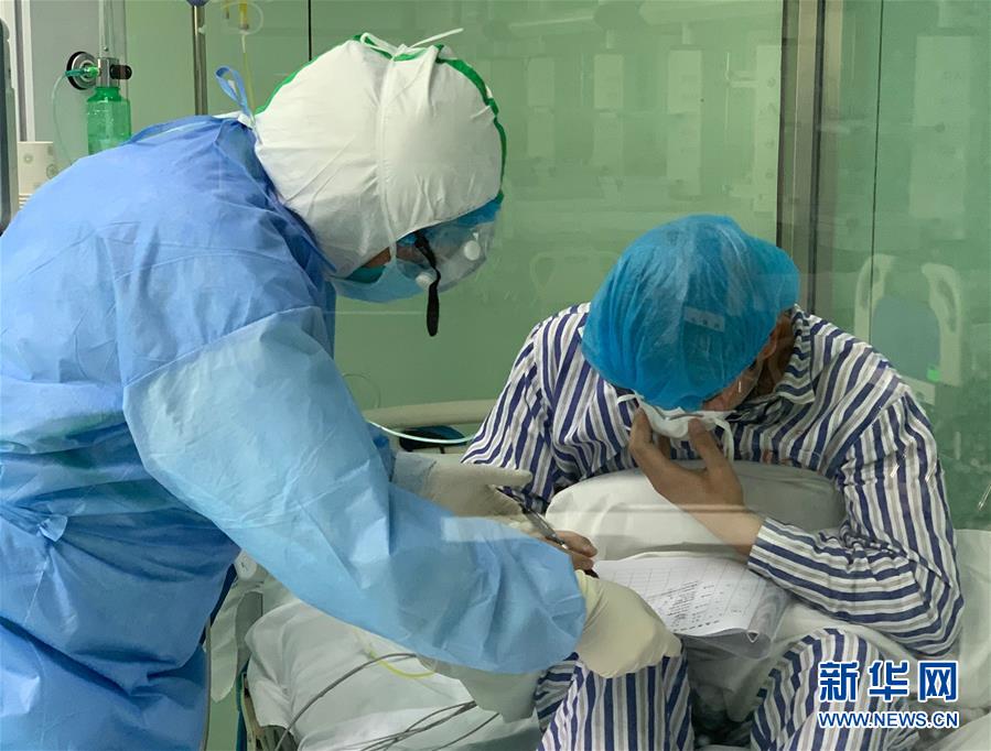 (一線抗疫群英譜·圖文互動)(3)除夕夜奔赴隔離重癥病房的侯坤