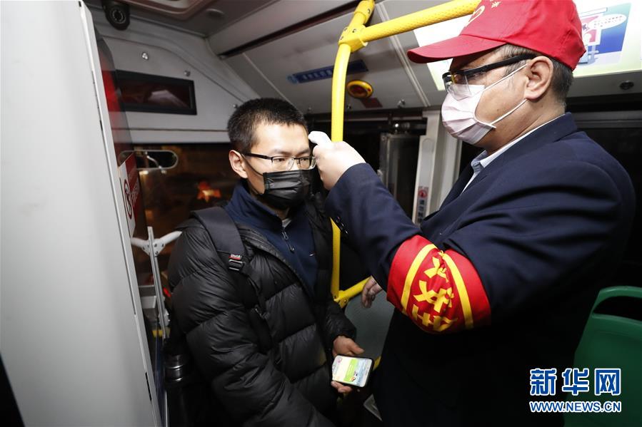 (聚焦疫情防控)(4)武漢市部分公交車恢復(fù)開行