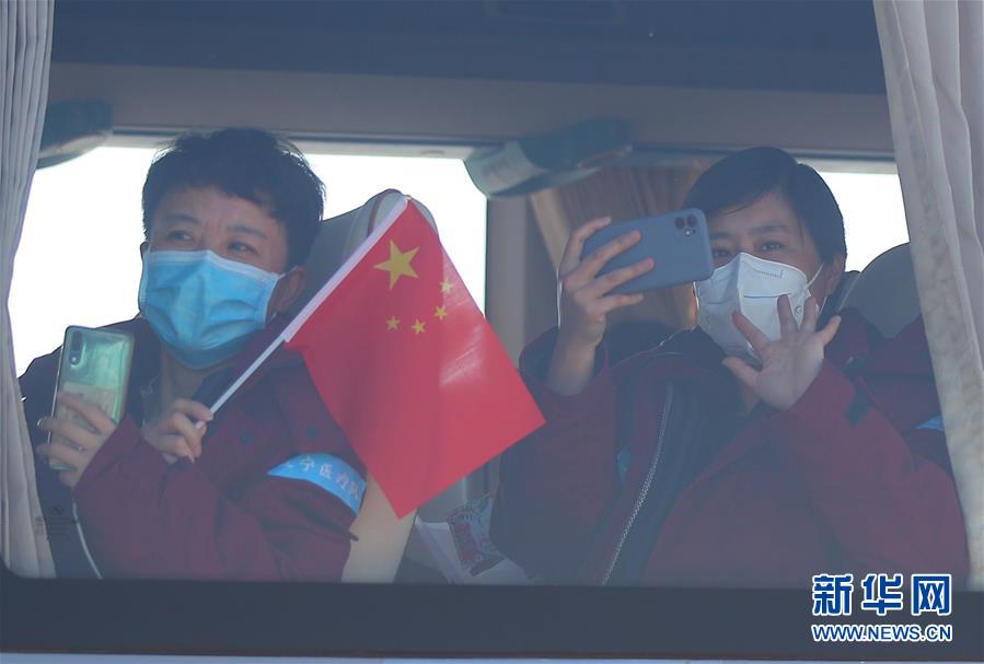 (在習(xí)近平新時(shí)代中國(guó)特色社會(huì)主義思想指引下——新時(shí)代新作為新篇章·習(xí)近平總書記關(guān)切事·圖文互動(dòng))(3)給你最溫暖的擁抱——保護(hù)關(guān)心愛(ài)護(hù)抗疫一線醫(yī)務(wù)人員在行動(dòng)