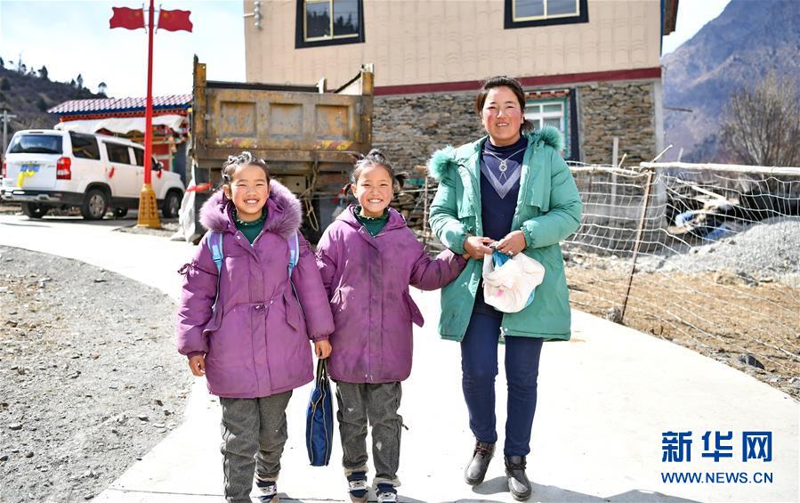 (新華全媒頭條·圖文互動)(3)一面國旗與三代人的守望——記西藏林芝市西日卡村的“紅色”傳承