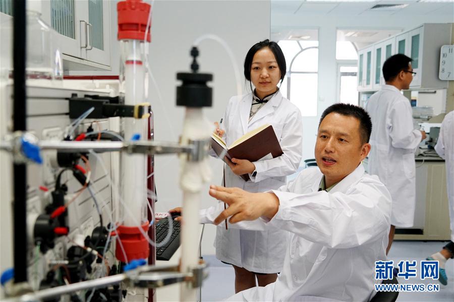 (習近平致敬的戰“疫”英雄·科技工作者篇·圖文互動)(2)他們,爭分奪秒與病魔較量