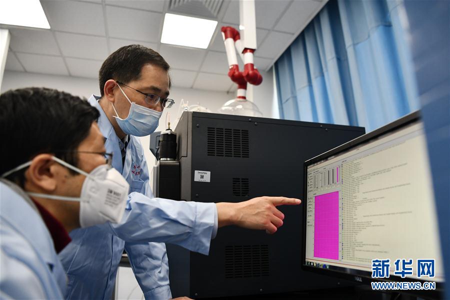 (習近平致敬的戰“疫”英雄·科技工作者篇·圖文互動)(7)他們,爭分奪秒與病魔較量