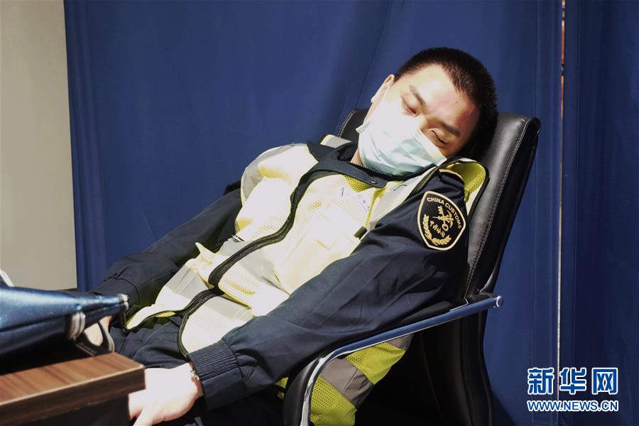 (一線抗疫群英譜·圖文互動)武漢天河機場海關(guān)王銳:堅守國門一線69天 嚴(yán)防疫情輸入輸出