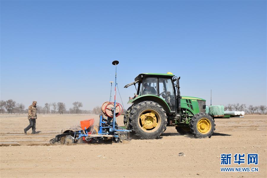 (抓好春耕備耕 穩住農業生產·圖文互動)(1)“智慧春耕”助力新疆春播