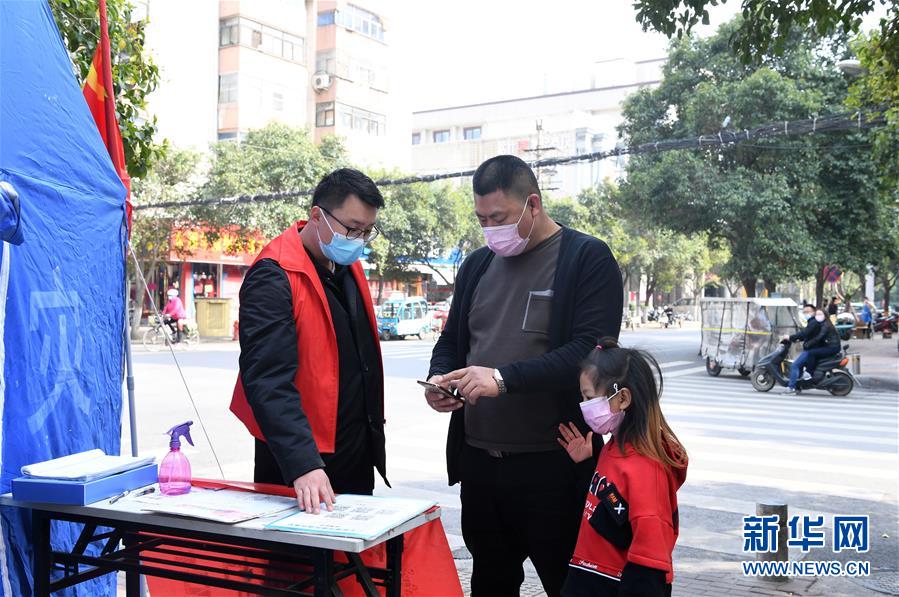（一線(xiàn)抗疫群英譜·圖文互動(dòng)）（1）“再年輕，也要學(xué)做頂梁柱”——記“95后”干警李文超