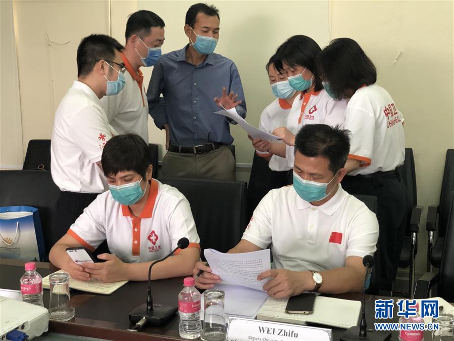 (國際疫情·圖文互動)(7)“工作忙碌又細致,經驗豐富又專業”——一名柬埔寨青年眼中的中國援柬抗疫醫療專家組