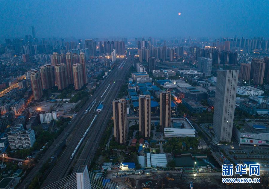 (新華全媒頭條·圖文互動(dòng))(4)武漢重啟,不負(fù)春天——寫在武漢“解封”之際