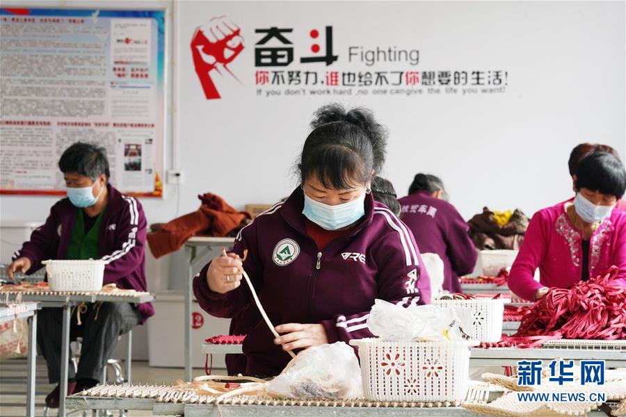 （在習近平新時代中國特色社會主義思想指引下&mdash;&mdash;新時代新作為新篇章&middot;習近平總書記關切事&middot;圖文互動）（6）讓貧困勞動力端穩就業的&ldquo;飯碗&rdquo;&mdash;&mdash;各地就業扶貧不松勁鞏固脫貧成果