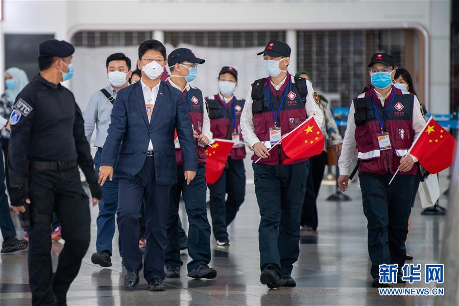 (國際疫情)(1)中國抗疫醫療專家組抵達馬來西亞