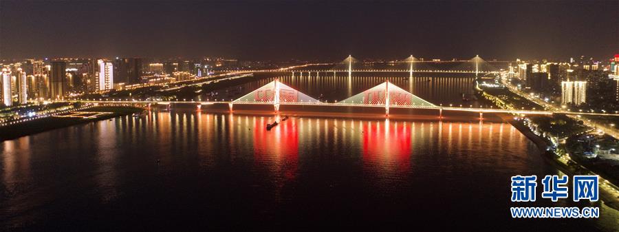 （新華全媒頭條&middot;圖文互動(dòng)）（2）江城&ldquo;歸來(lái)&rdquo; 不負(fù)韶華&mdash;&mdash;武漢&ldquo;解封&rdquo;半月記