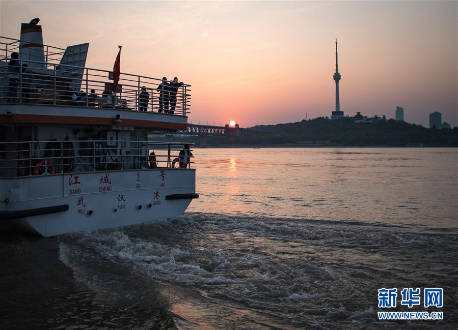 （新華全媒頭條&middot;圖文互動(dòng)）（8）江城&ldquo;歸來(lái)&rdquo; 不負(fù)韶華&mdash;&mdash;武漢&ldquo;解封&rdquo;半月記