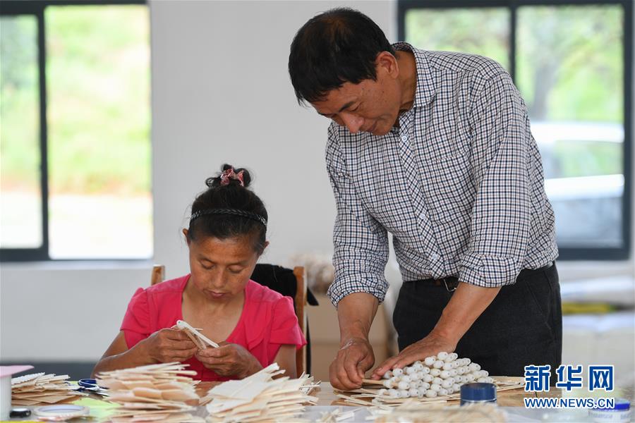 (決戰決勝脫貧攻堅·圖文互動)(1)老手藝撐起“脫貧傘”