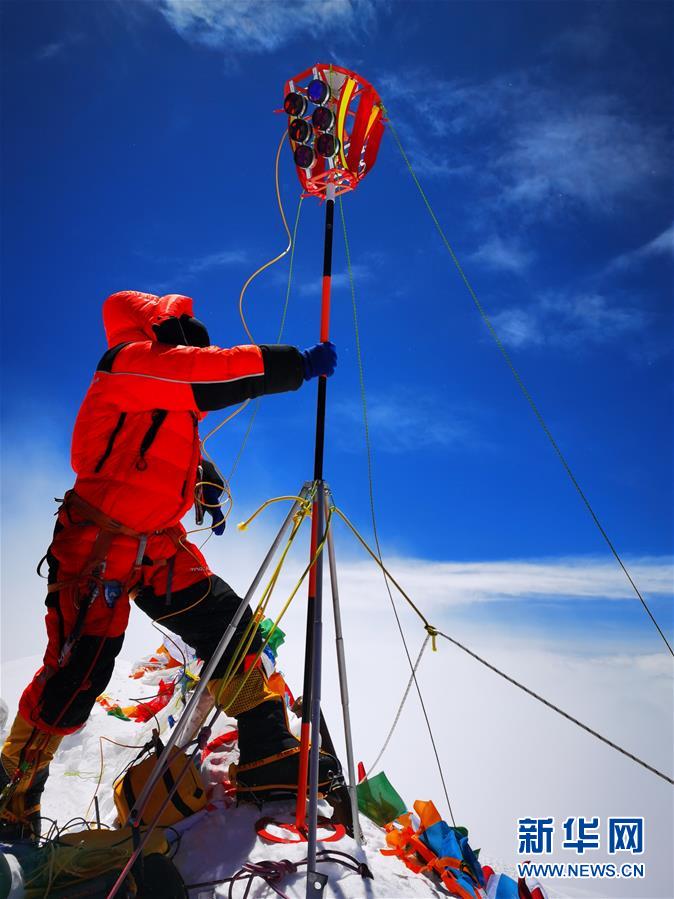 (2020珠峰高程測(cè)量)(7)獨(dú)家照片:珠峰高程測(cè)量登山隊(duì)隊(duì)員在峰頂開(kāi)展測(cè)量工作