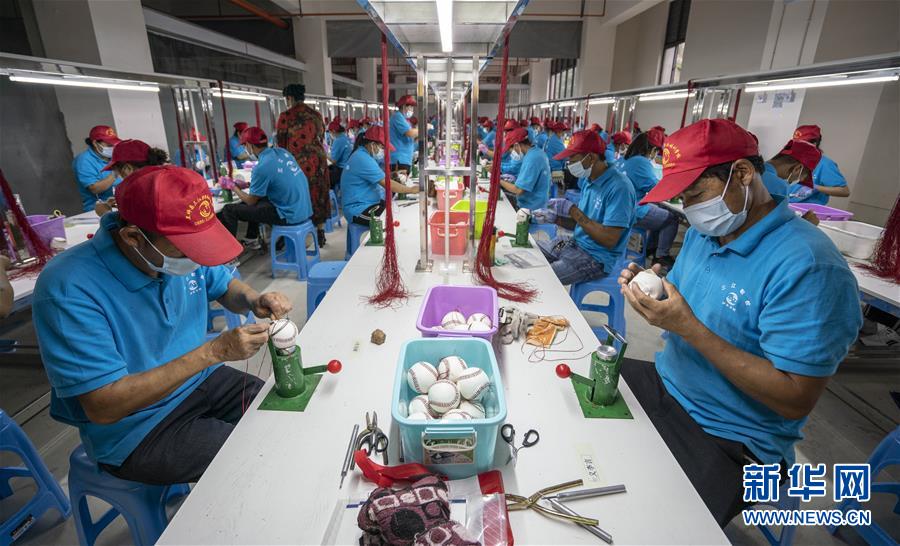 (新華全媒頭條·兩會精神看落實·圖文互動)(7)培育新機 開辟新局——落實全國兩會精神激發經濟發展新動能述評