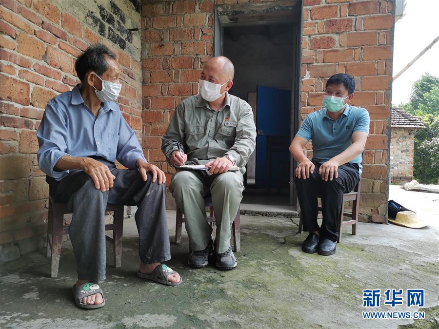 (決戰決勝脫貧攻堅·圖文互動)(2)駐村第一書記當起“蝦農”“牛倌”