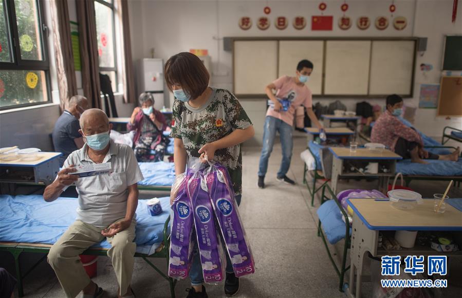 (防汛抗洪·圖文互動)(5)為人民生命安全撐起“安全傘”——湖北緊急轉移安置受災群眾速寫