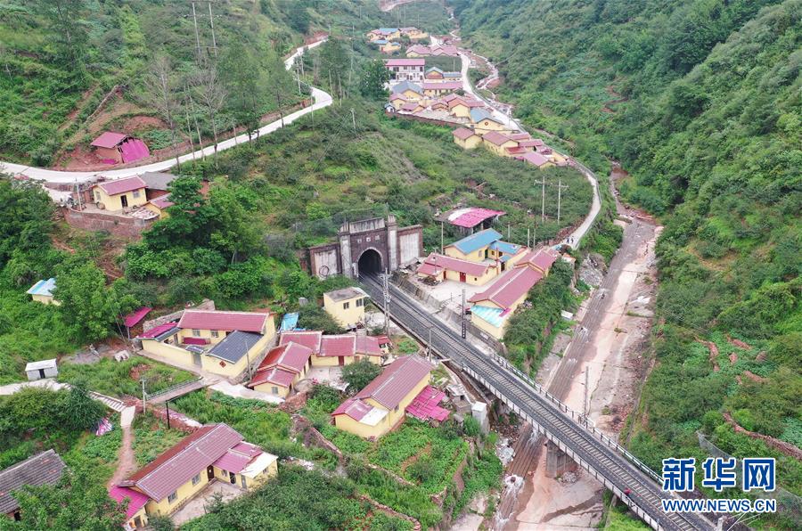 (新華全媒頭條·圖文互動)(10)自強的力量——成昆鐵路通車50年記