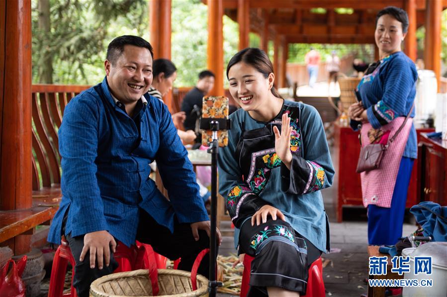 （新華全媒頭條·走向我們的小康生活·圖文互動）（10）那山，那人，那苗寨——十八洞村三代人的奮斗史