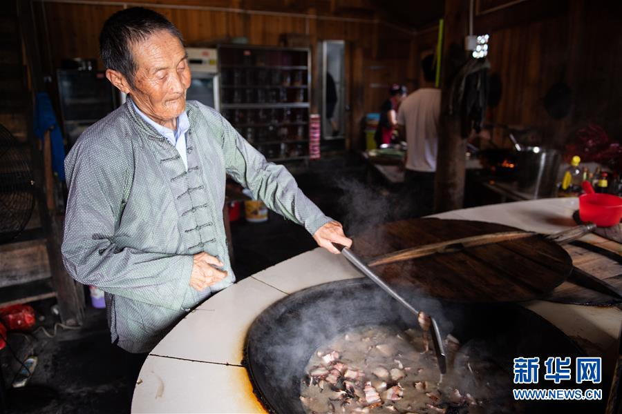 （新華全媒頭條·走向我們的小康生活·圖文互動）（8）那山，那人，那苗寨——十八洞村三代人的奮斗史