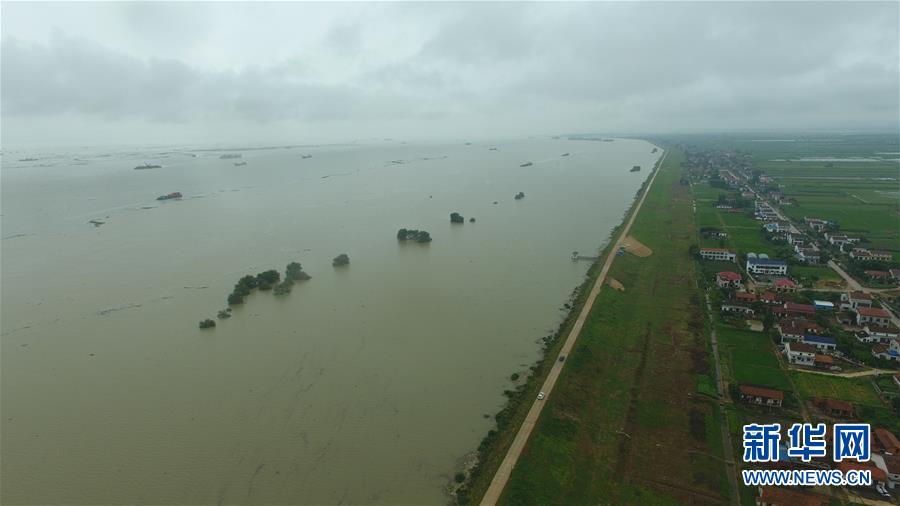 (防汛抗洪·圖文互動(dòng))(5)“險(xiǎn)情不可怕,可怕的是不能及時(shí)發(fā)現(xiàn)險(xiǎn)情”——洞庭湖巡堤查險(xiǎn)現(xiàn)場(chǎng)直擊